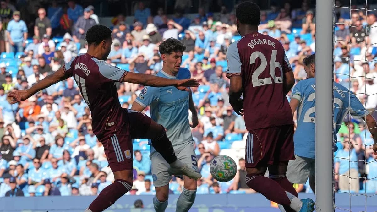 Acción del partido entre Manchester City y Aston Villa