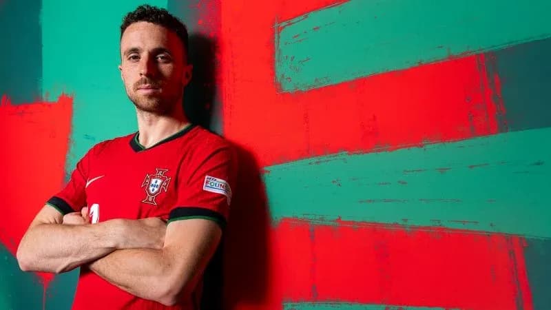 Jugador de Portugal posando en camiseta roja