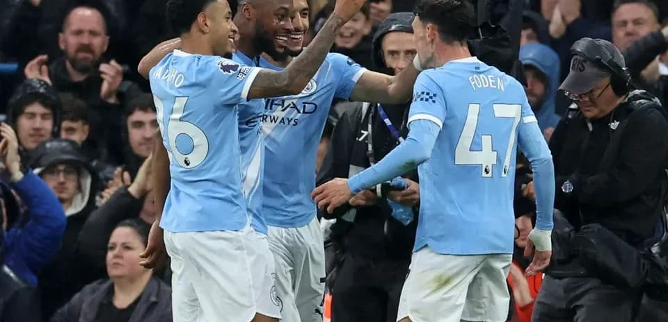 Jugadores de Manchester City celebrando un gol