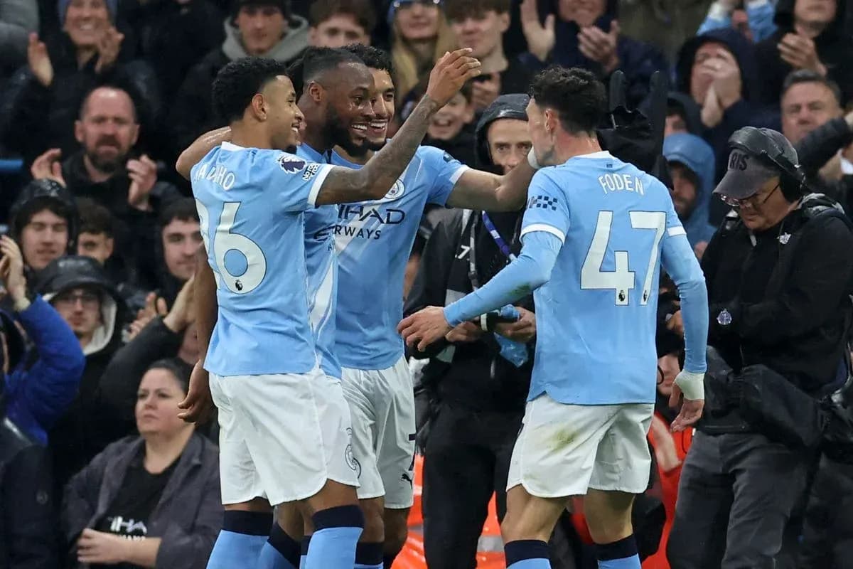 Jugadores de Manchester City celebrando un gol