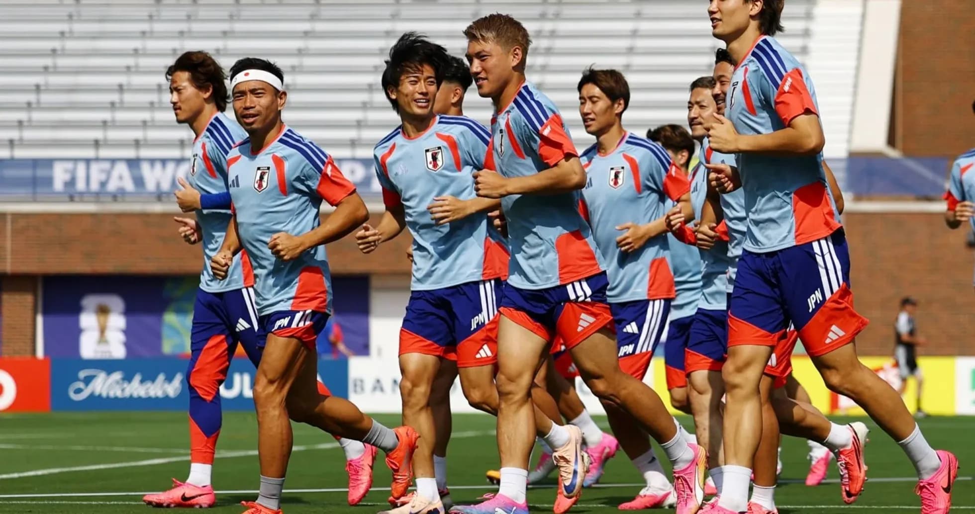 Jugadores de Japón corriendo en entrenamiento