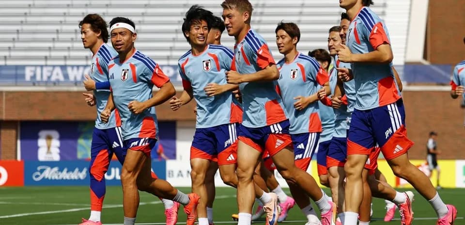 Jugadores de Japón corriendo en entrenamiento