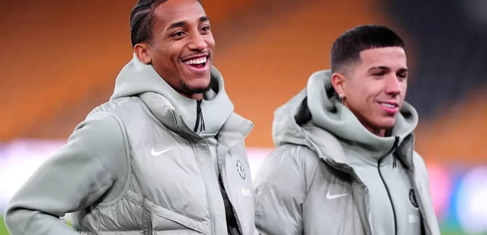 Jugadores sonrientes en el campo de entrenamiento