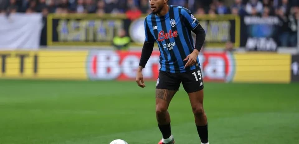Jugador de Atalanta en acción durante partido