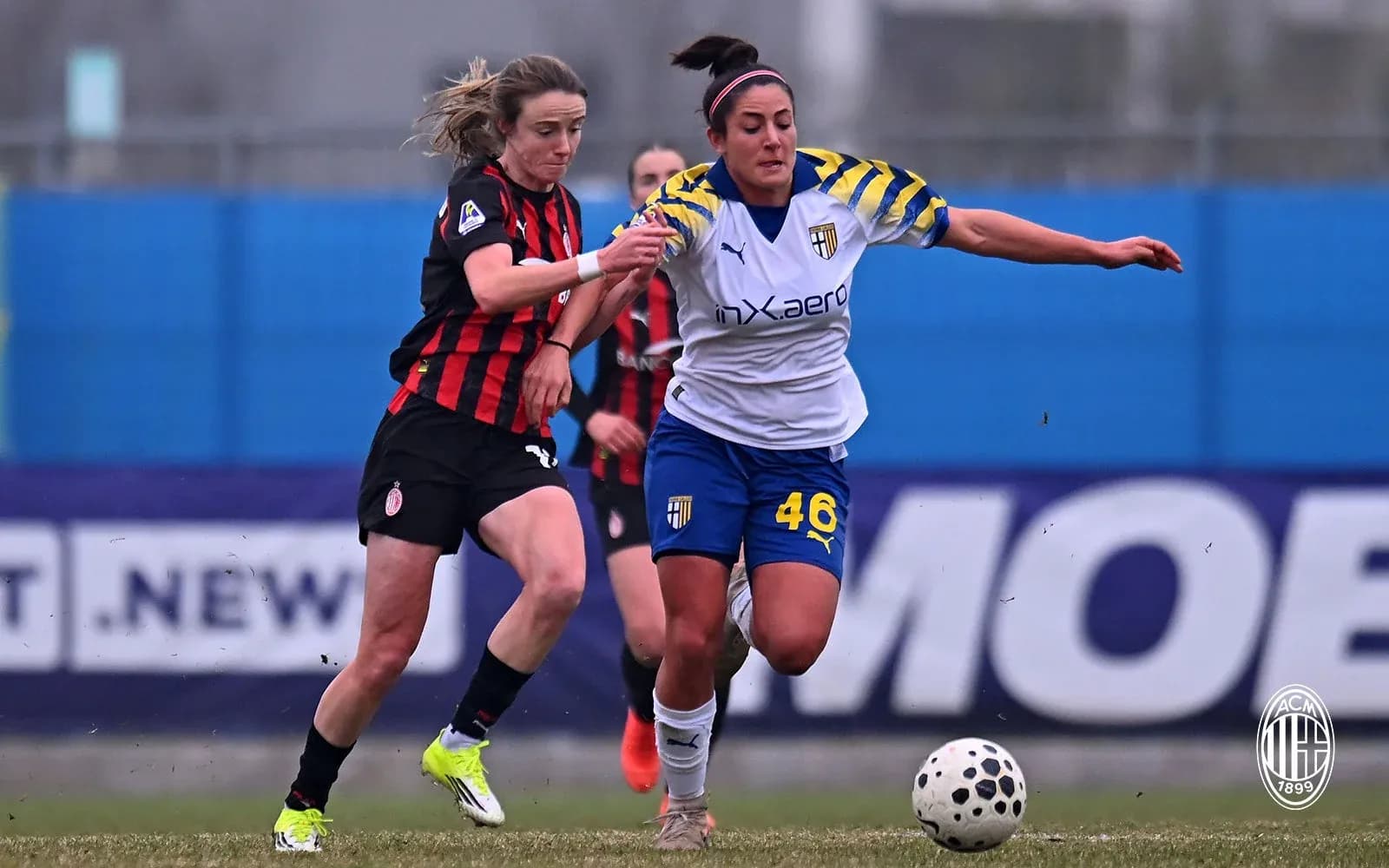 Jugadoras de AC Milan y Parma en acción