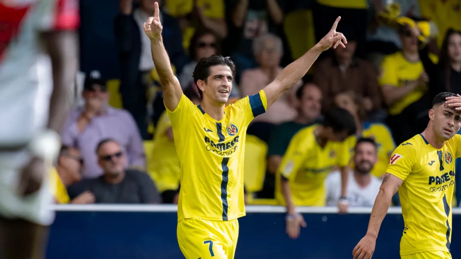 Jugador de Villarreal celebra un gol