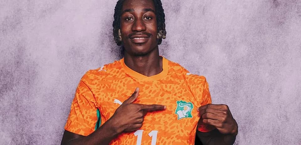 Jugador mostrando el escudo de Côte d'Ivoire en camiseta