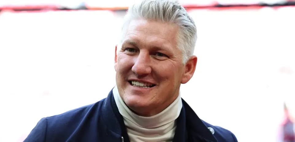 Hombre sonriendo en un evento deportivo