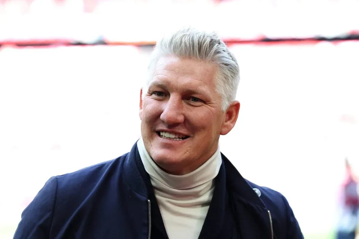 Hombre sonriendo en un evento deportivo