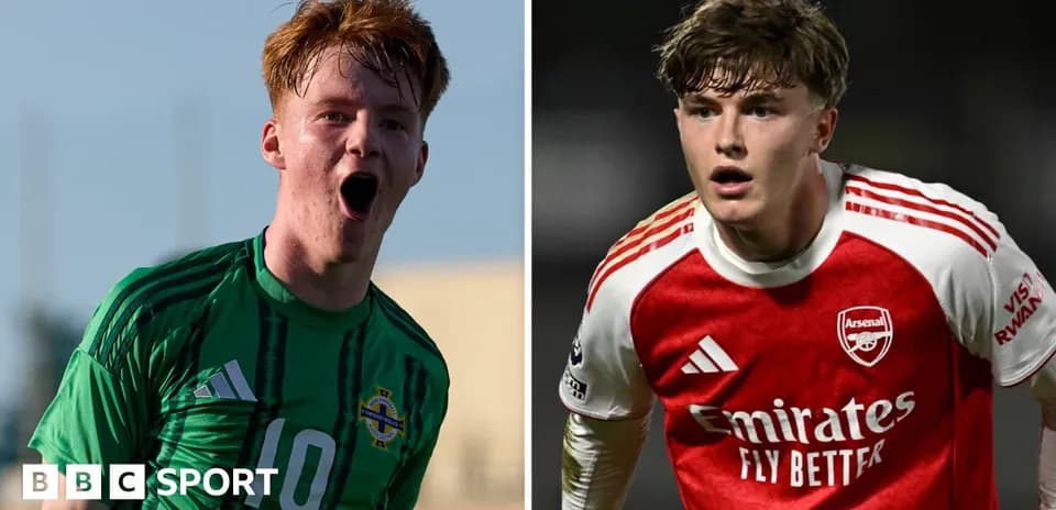 Jugadores de fútbol en acción, uno en verde y otro en rojo