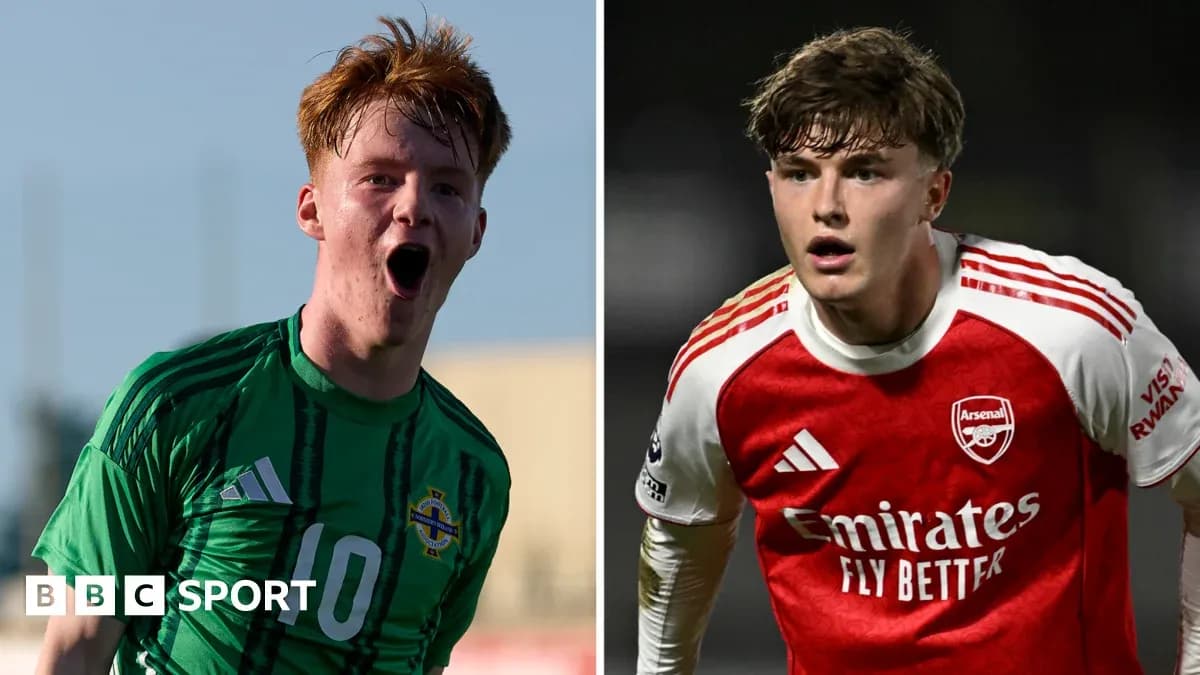 Jugadores de fútbol en acción, uno en verde y otro en rojo
