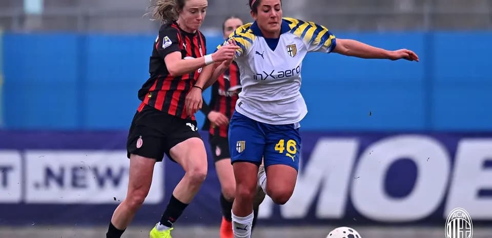 Jugadora de AC Milan y Parma compitiendo por el balón