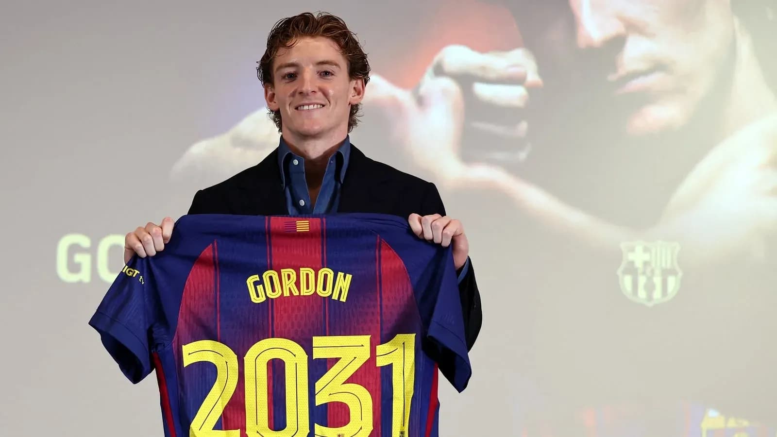 Jugador presenta camiseta del FC Barcelona con nombre Gordon