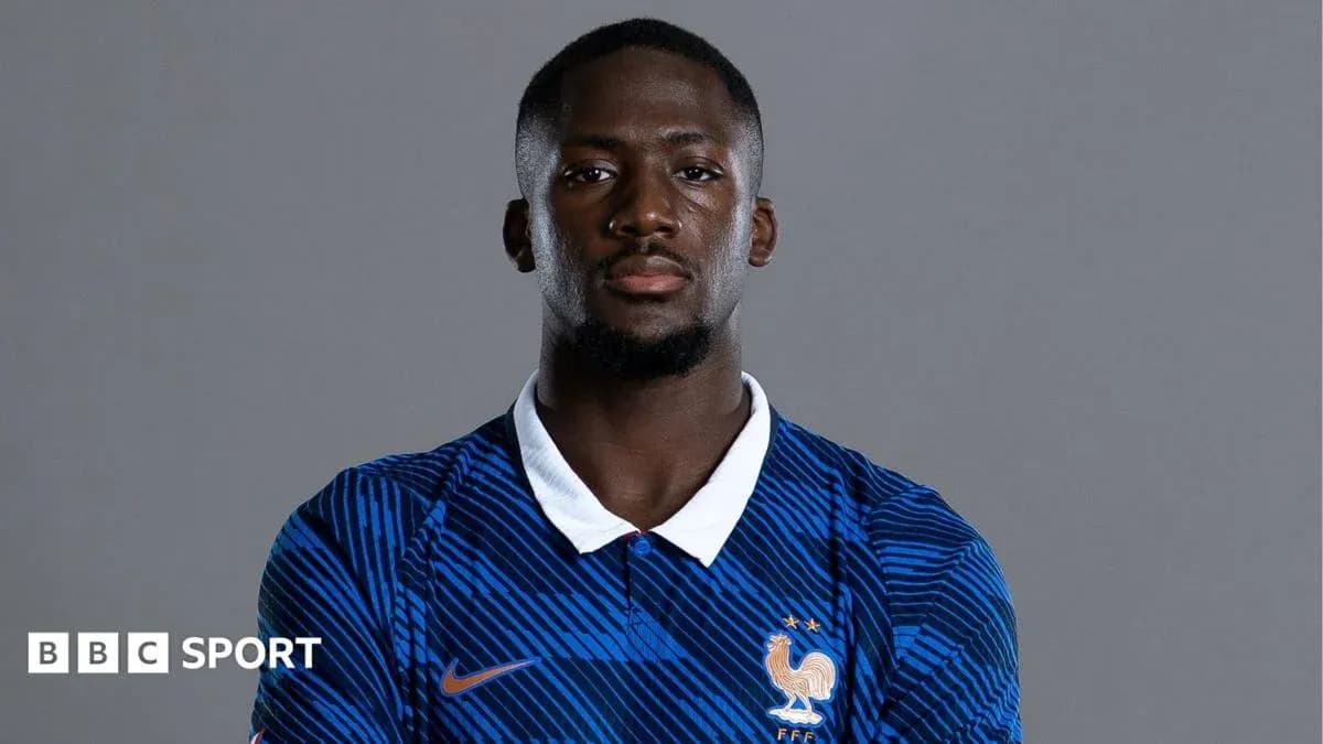 Jugador posando con camiseta de la selección francesa