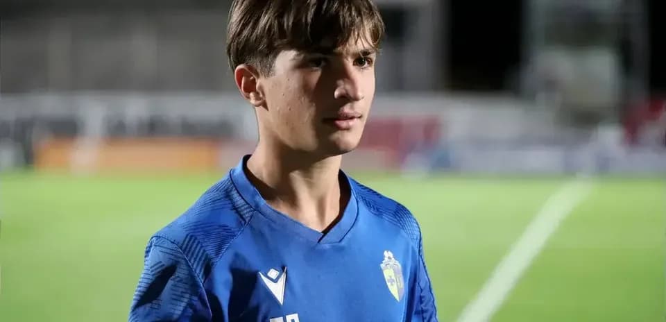 Jugador en camiseta azul durante partido de fútbol