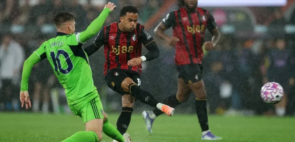 Jugador de Bournemouth disparando bajo la lluvia