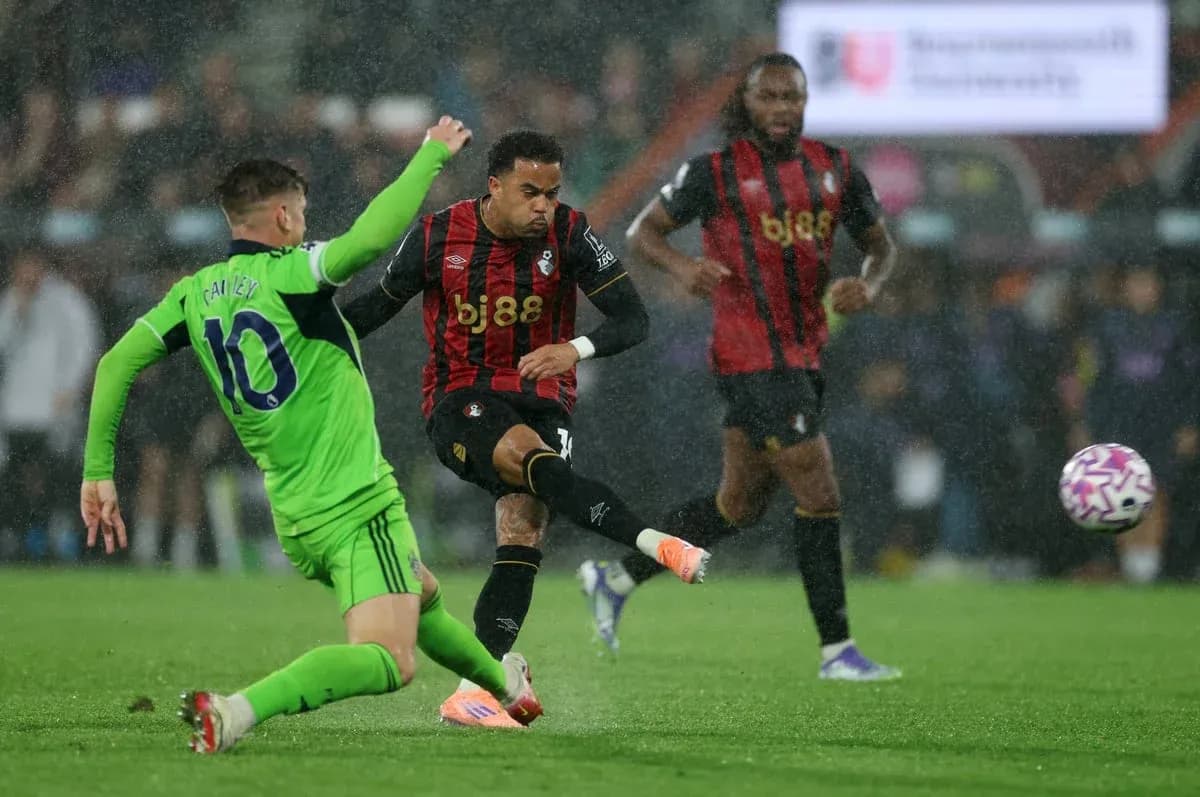 Jugador de Bournemouth disparando bajo la lluvia