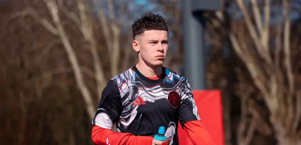 Jugador de fútbol con camiseta de entrenamiento en campo
