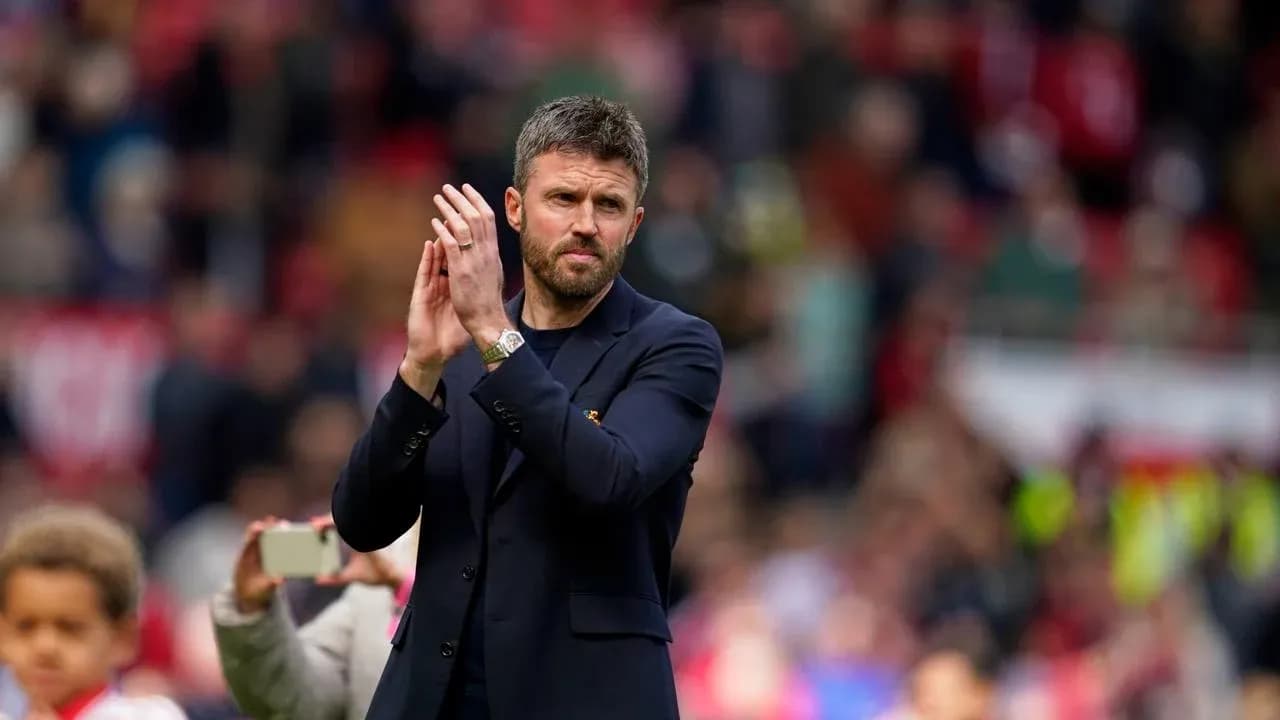 Entrenador aplaudiendo durante el partido en el estadio