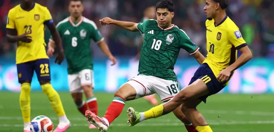 Jugador de México en acción contra Ecuador