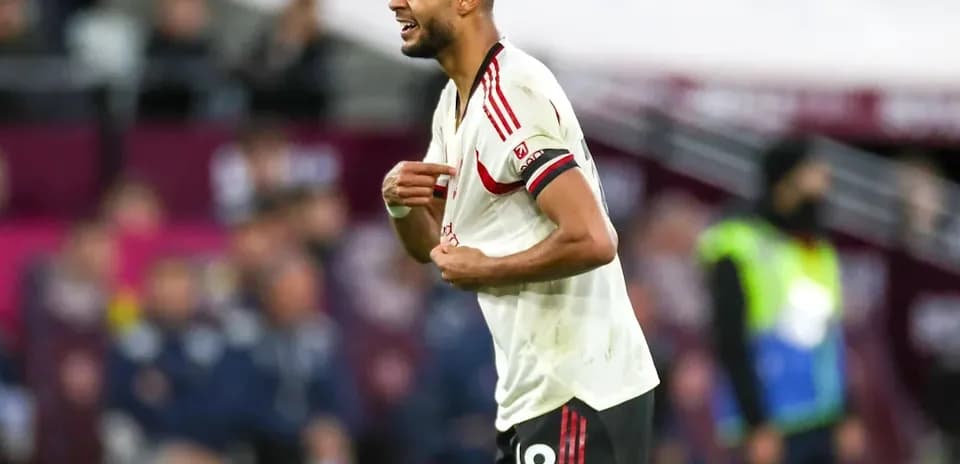 Jugador de fútbol con camiseta de Manchester United en acción