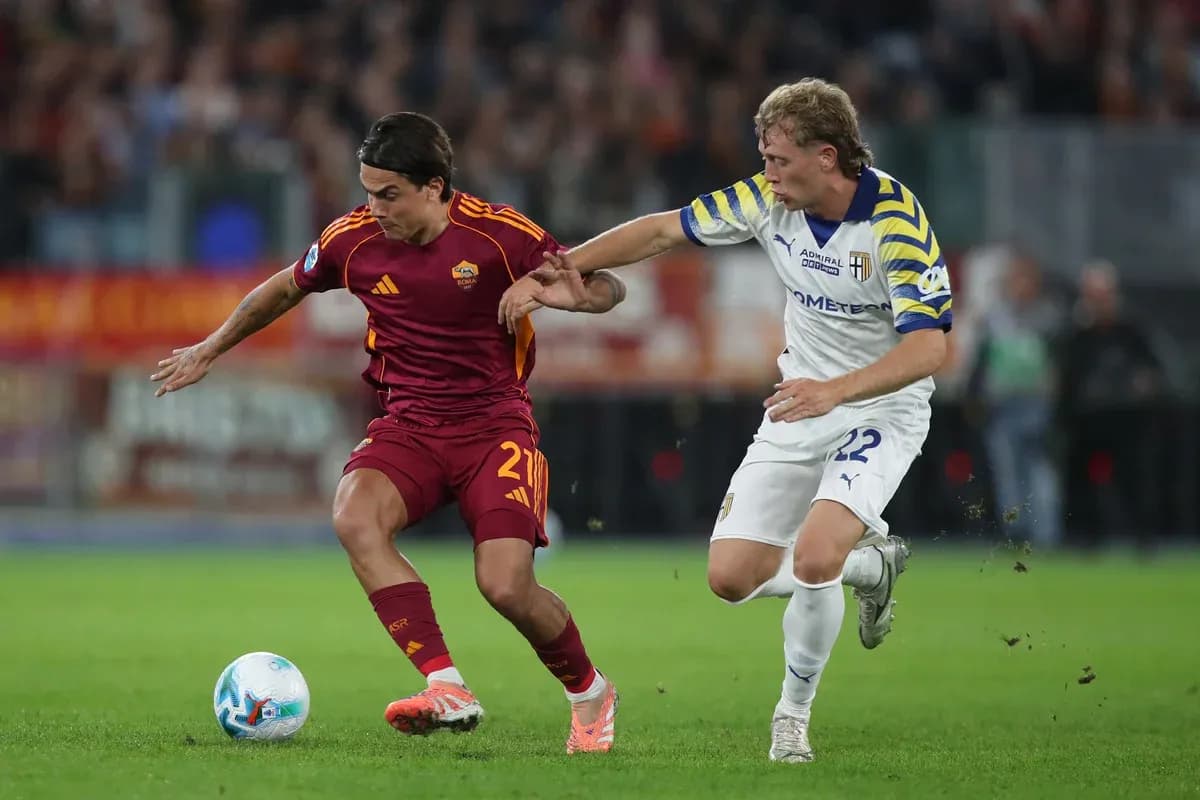 Jugador de AS Roma y Parma en acción