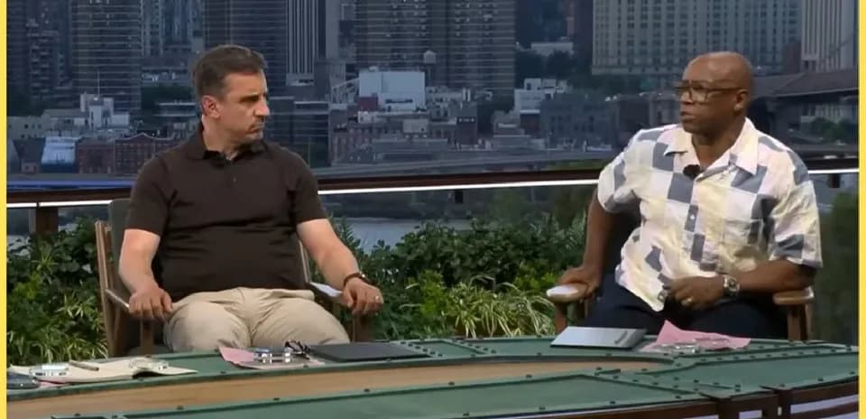 Dos comentaristas sentados en una mesa al aire libre