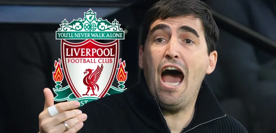 Entrenador gesticulando frente al logo del Liverpool