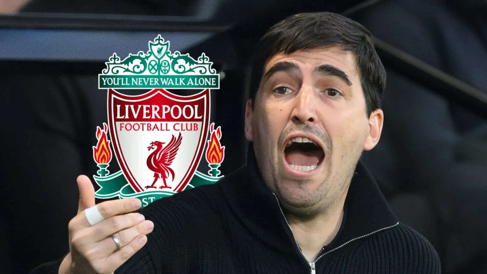 Entrenador gesticulando frente al logo del Liverpool