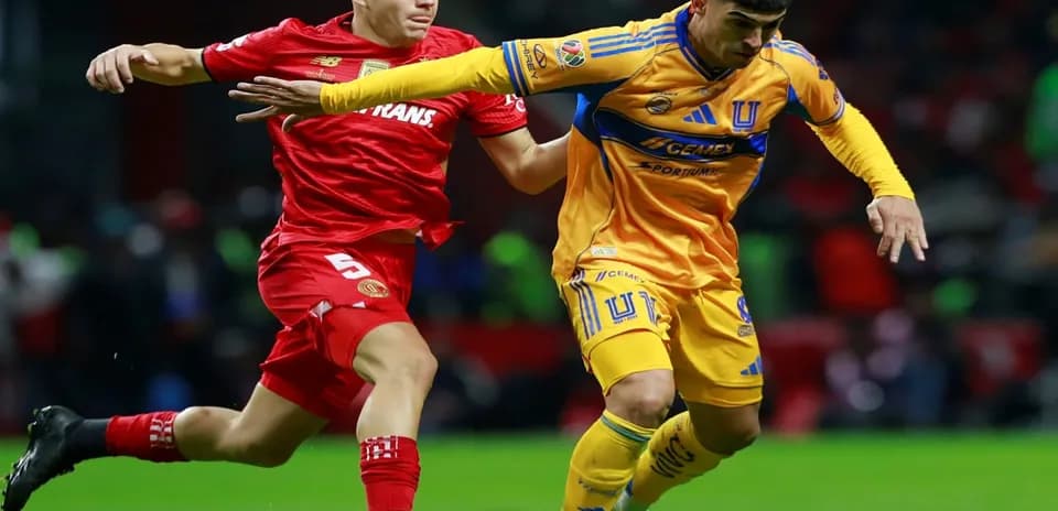Jugadores de Toluca y Tigres UANL en acción
