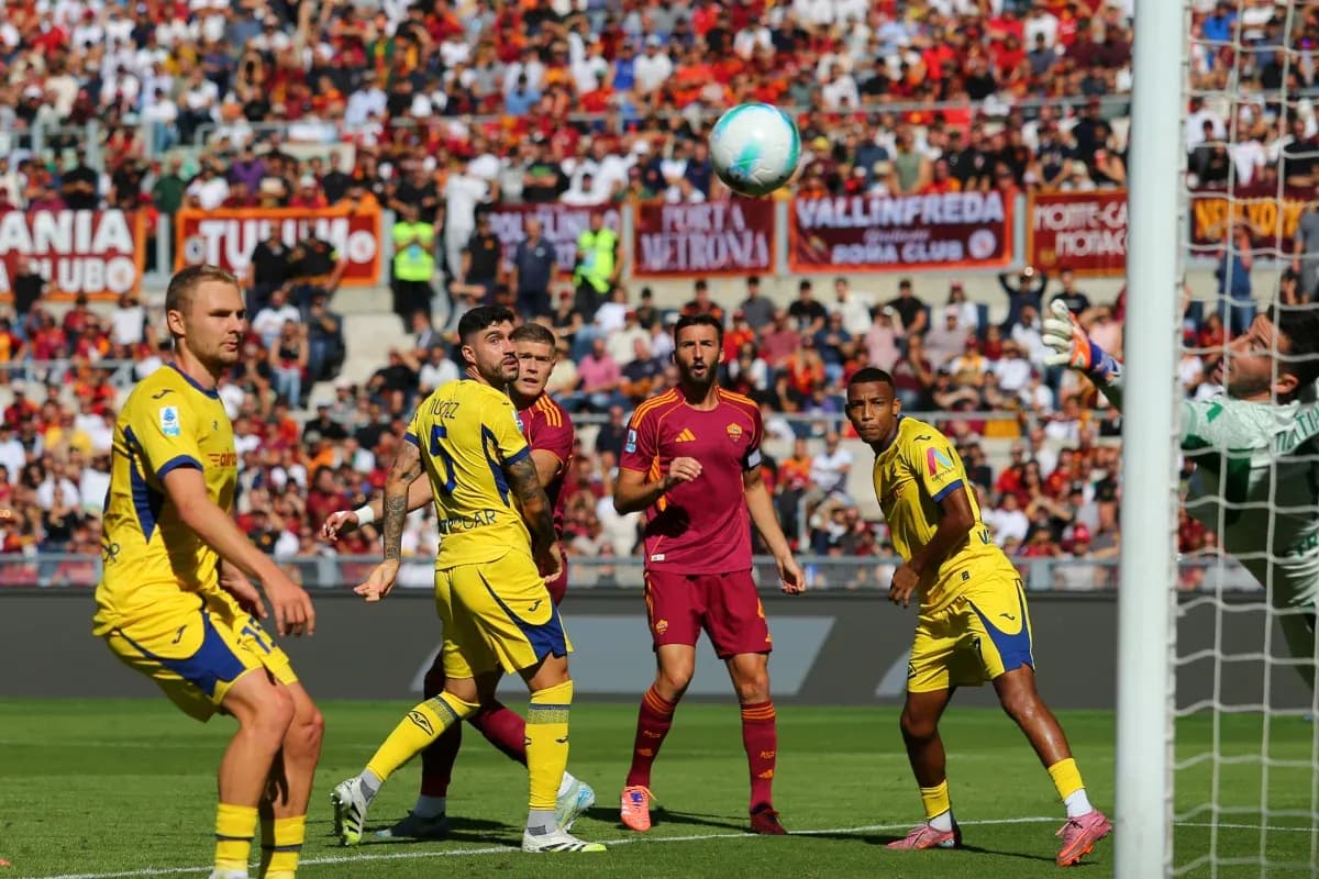 Jugadores de Hellas Verona en acción durante el partido