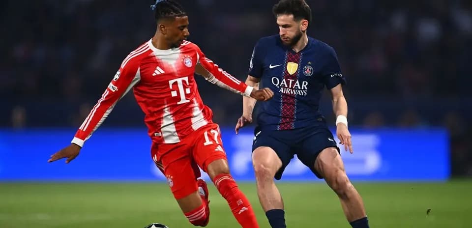 Jugadores de Bayern y PSG compitiendo por el balón