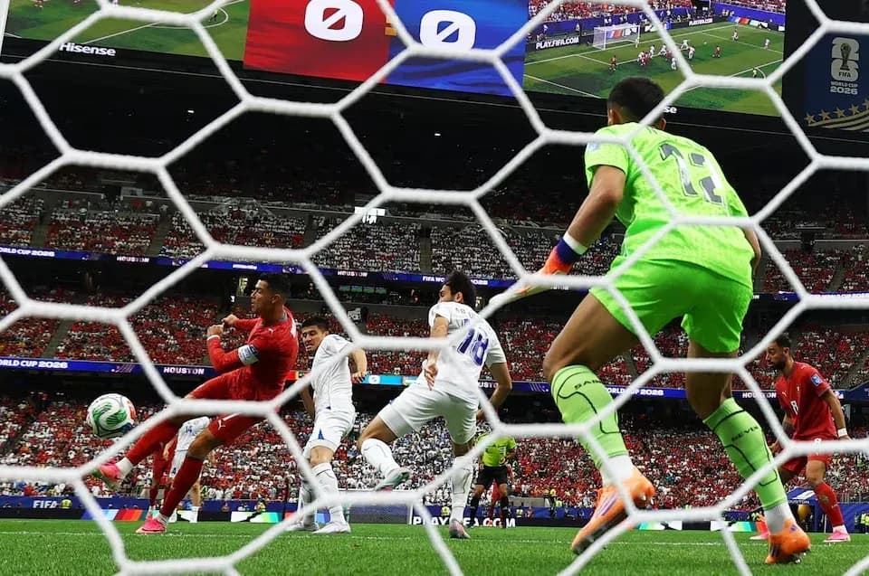 Jugadores en acción durante partido de fútbol