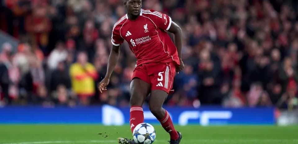 Jugador de Liverpool corriendo con balón en el campo