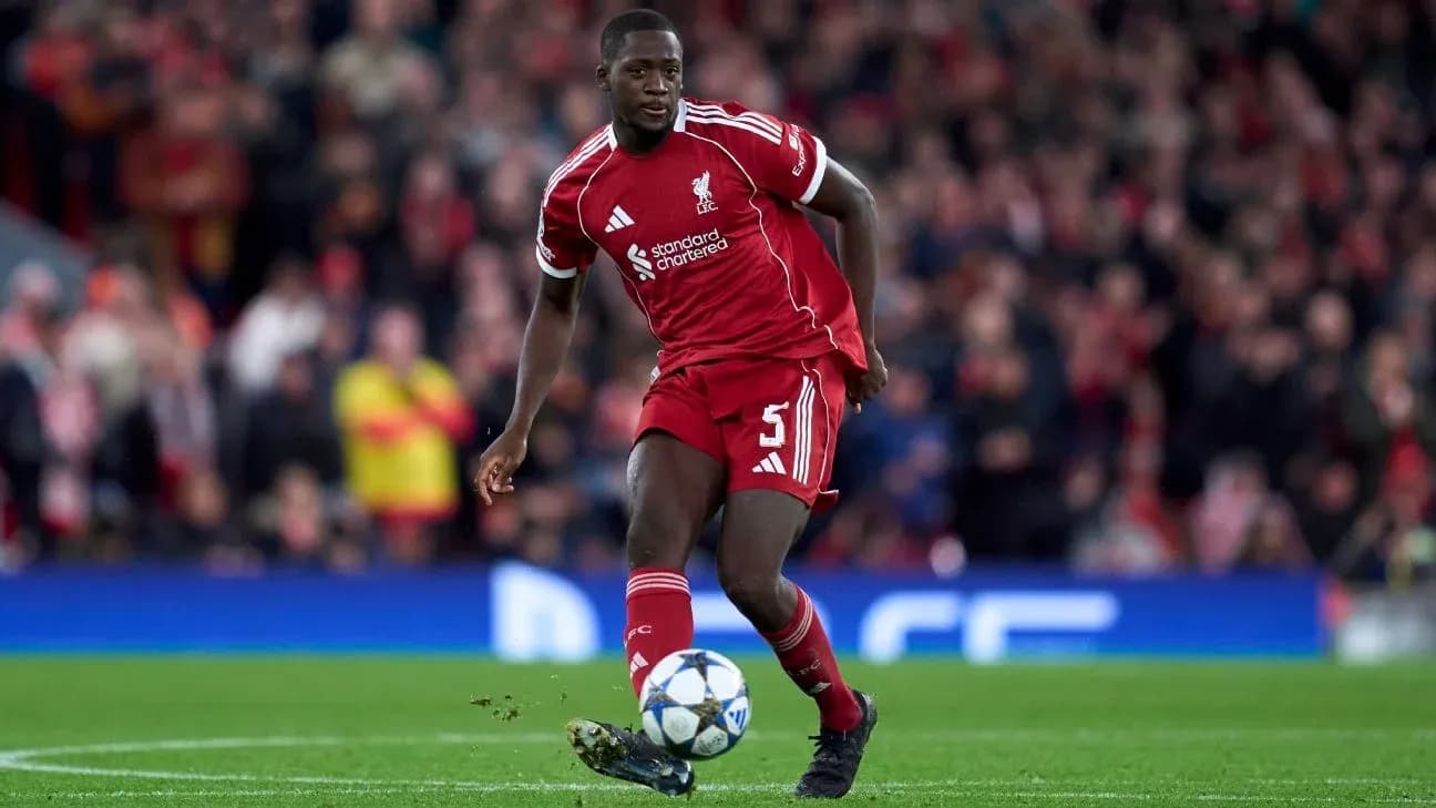 Jugador de Liverpool corriendo con balón en el campo
