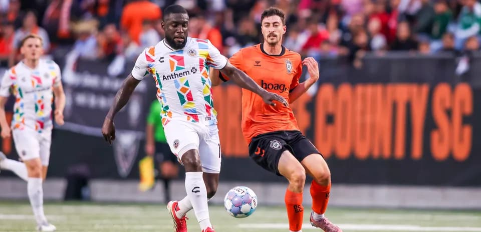 Jugador persiguiendo el balón durante el partido