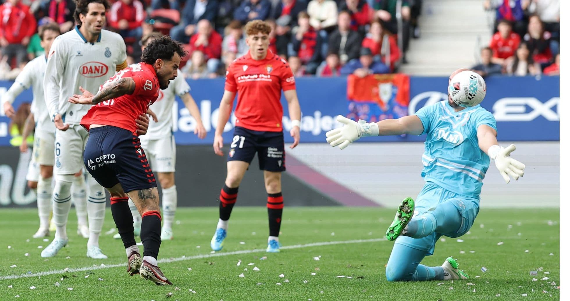 Un jugador de Osasuna ante el portero de Espanyol