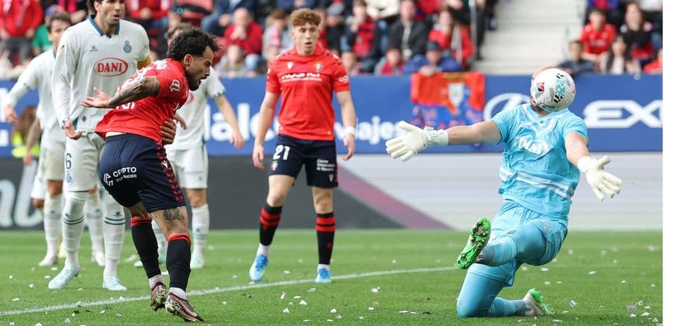 Un jugador de Osasuna ante el portero de Espanyol