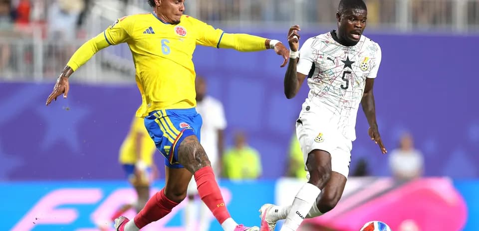 Jugador colombiano persiguiendo a futbolista ghanés