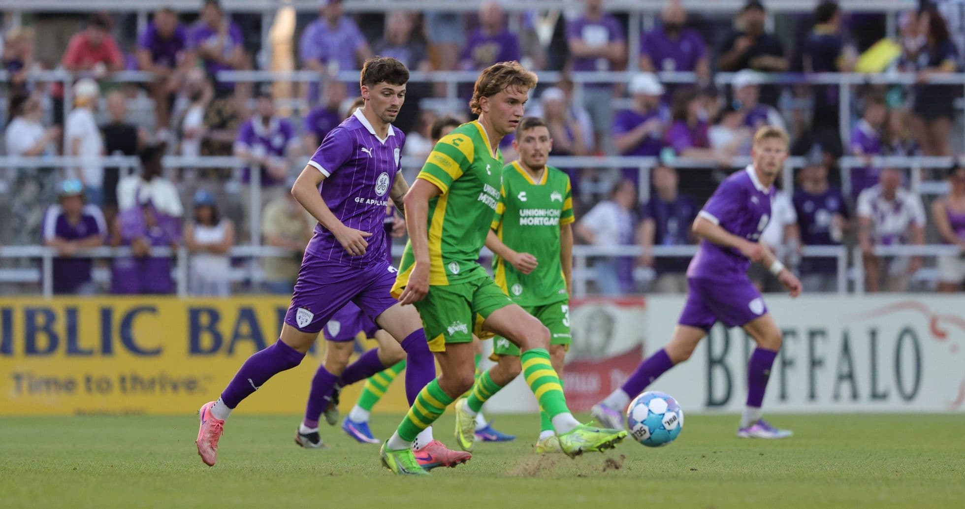 Jugadores de Sporting JAX y Tampa Bay Rowdies en acción