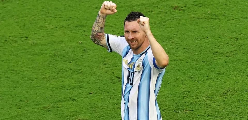 Jugador argentino celebrando con los brazos en alto