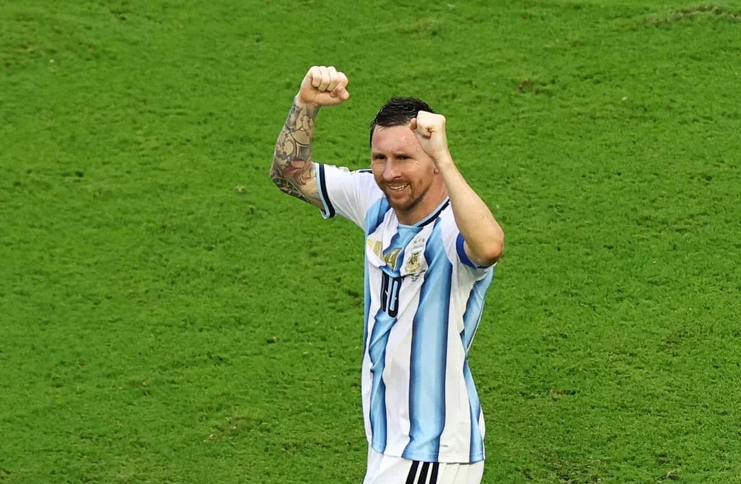 Jugador argentino celebrando con los brazos en alto