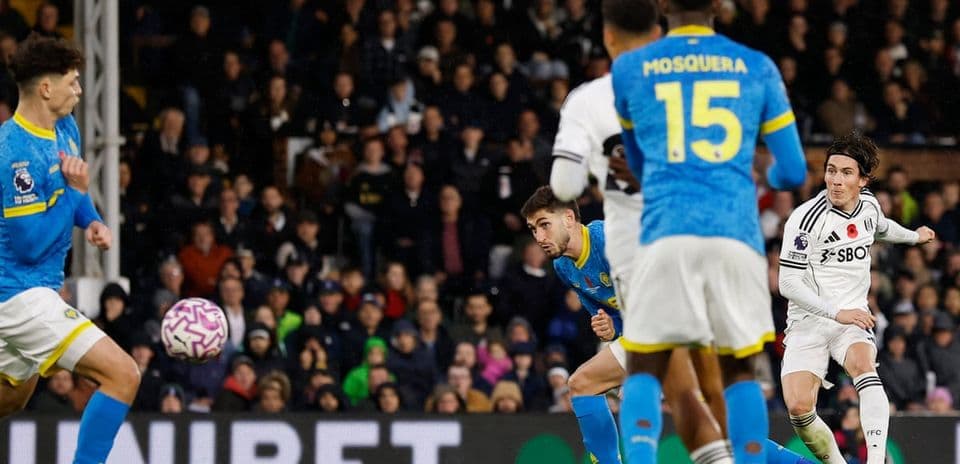 Un jugador de Fulham dispara a puerta