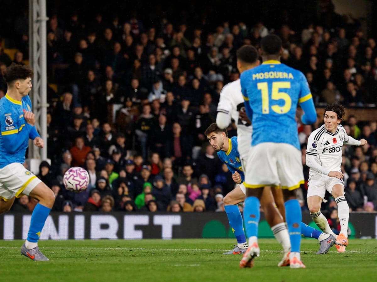 Un jugador de Fulham dispara a puerta