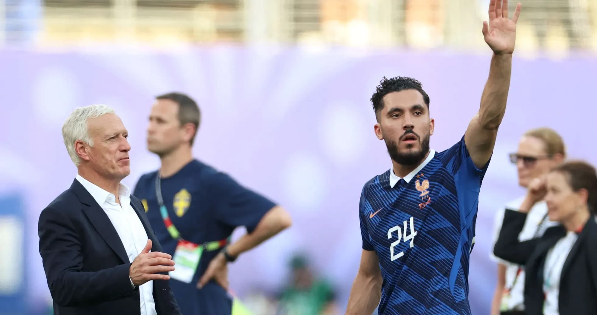 Jugador de Francia saludando al público tras el partido