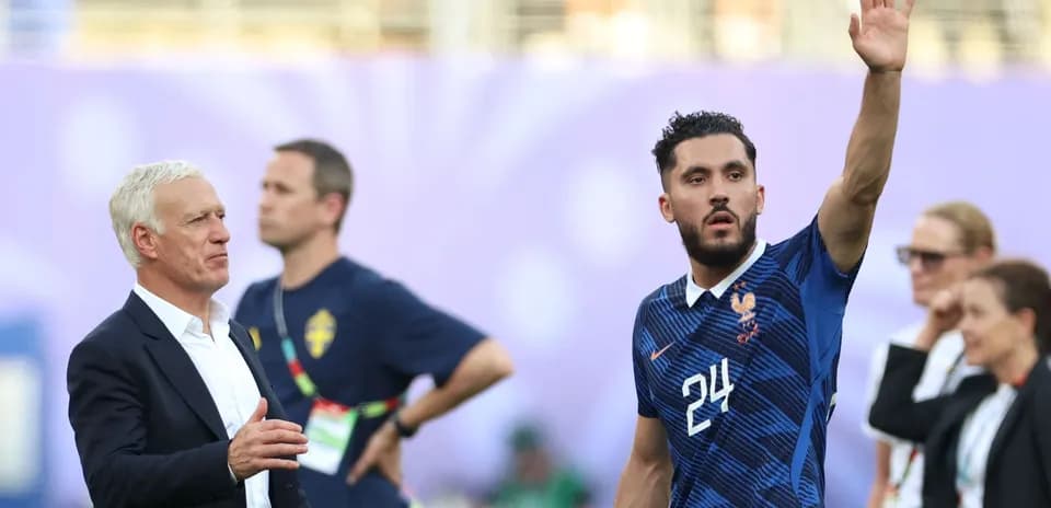 Jugador de Francia saludando al público tras el partido