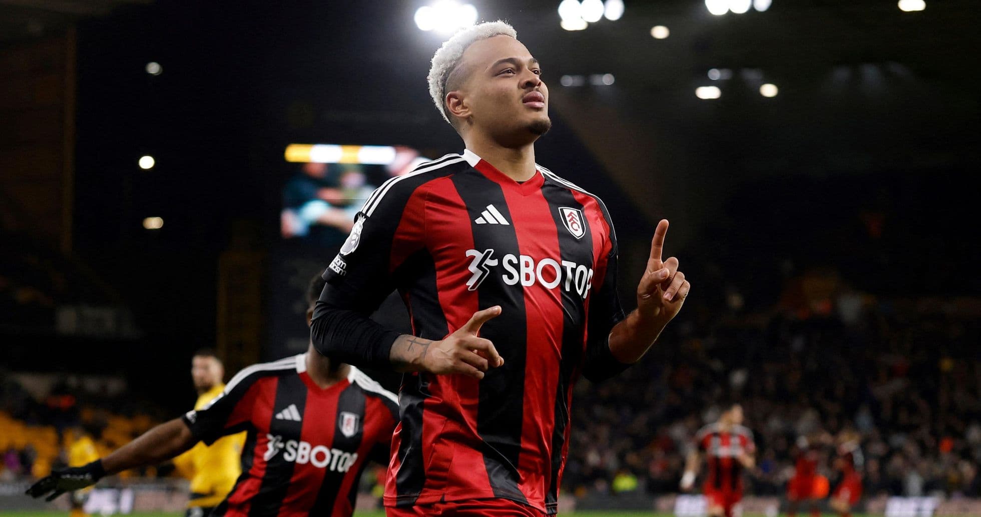 Jugador de Fulham celebra un gol en el partido