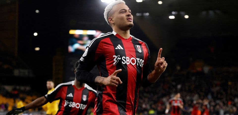 Jugador de Fulham celebra un gol en el partido