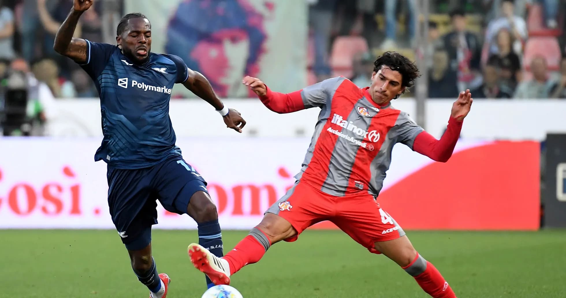 Jugadores de Cremonese y Lazio disputando el balón