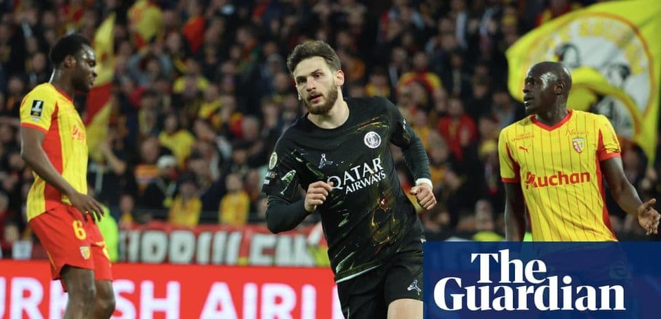 Jugadores de Lens y PSG durante un partido